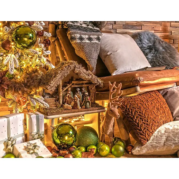 Kissen Sky - Micro Chip, 45 x 45 cm, 100 % Polyester - Festliche Weihnachtsszene mit Krippe, Geschenken und Christbaumkugeln in Grün- und Kupfertönen, die eine warme, einladende Atmosphäre schafft.