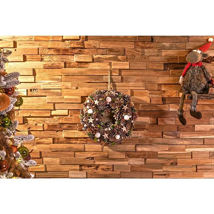 Dekokranz Zapfen, Schneekugeln, Holzsterne - Durchmesser: 33 cm - Festliche Dekoration mit einem Tannenzapfenkranz, einem Elch und einem geschmückten Weihnachtsbaum vor einer Holzpaneelwand.