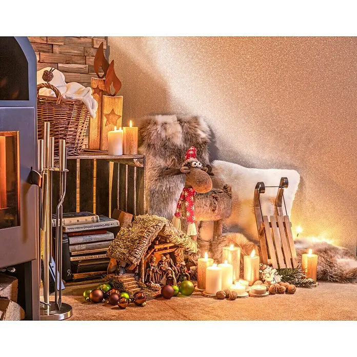 Stumpenkerze Nova Safe - Ø x H: 6 x 11 cm, Antikgold - Festliche Weihnachtsszene mit Kerzen, Krippe, Dekorationen und Kamin. Stimmungsvolle Beleuchtung und winterliche Accessoires für ein gemütliches Ambiente.