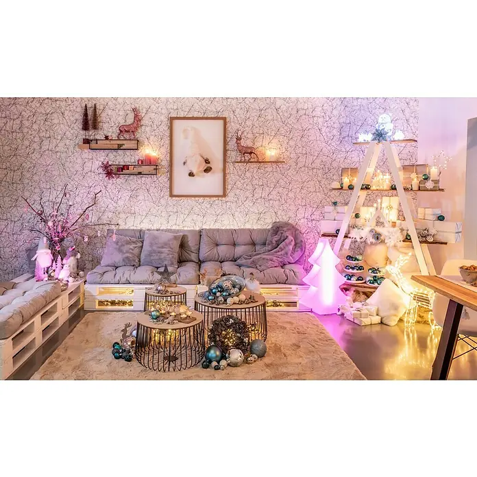 Dekokranz Zapfen, Schneekugeln, Holzsterne - Durchmesser: 33 cm - Festliche Dekoration mit einem DIY Palettensofa, Drahttischen und einem innovativen Weihnachtsbaumregal.