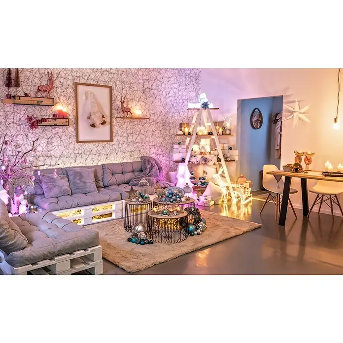 Fellteppich Happy - Silber, 290 x 200 cm, 100 % Polyester (Flor) - Festlich dekoriertes Wohnzimmer mit Palettenmöbeln, Couchtisch, Weihnachtsdekoration und warmen Lichtern für gemütliche Weihnachtstage.