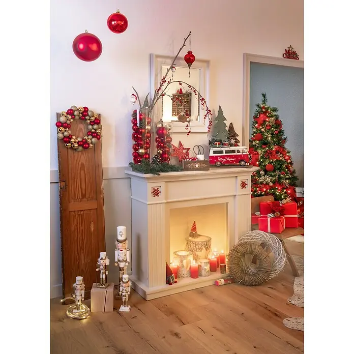 Windlicht Holz - Ø x H: 21 x 26 cm, Holz, Herz - Weihnachtliche Dekoration mit Baumschmuck, Nussknackern und Kerzen vor einem festlich geschmückten Kamin.