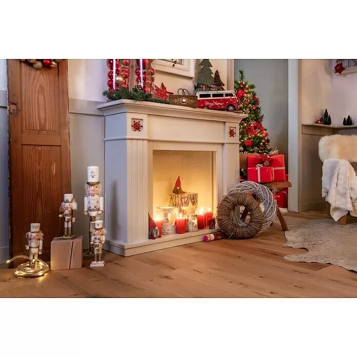 Windlicht Holz - Ø x H: 21 x 26 cm, Holz, Herz - Eine festliche Weihnachtsszene mit Dekokamin, Weihnachtsbaum und Nussknackern.