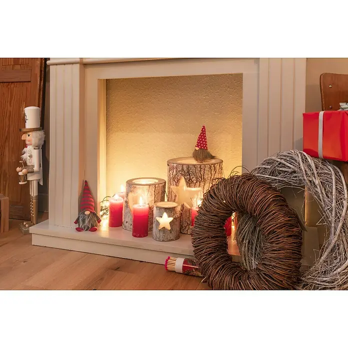 Windlicht Holz - Ø x H: 21 x 26 cm, Holz, Herz - Festliche Dekoration mit Kerzen, Baumscheiben und Weihnachtswichteln vor einem beleuchteten Kamin, ideal für die Adventszeit.