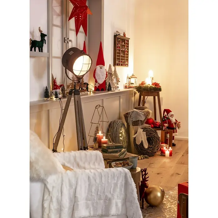 Weihnachtsmann mit Geschenk und Tanne - Höhe: 60 cm, Rot, Weiß, Mit Tannenausschnitt - Weihnachtliche Inneneinrichtung mit Deko-Leuchte, Figuren, Kerzen und Textilien für eine festliche Atmosphäre.