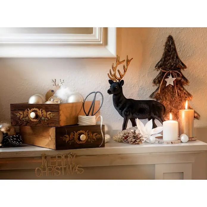 Dekoblüten Weihnachtsstern mit Clip - Durchmesser: 18 cm, Kunststoff, Weiß, Christrose - Weihnachtliche Dekoration mit Kerzen, Holzschachteln, einem Hirsch und einem Weihnachtsbaum, die eine festliche Atmosphäre schaffen.