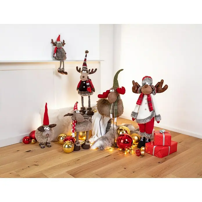 Dekofigur mit Wackeleffekt - L x B x H: 26 x 25 x 53 cm, Textil - Weihnachtliche Szene mit verschiedenen Elch- und Rentierfiguren, festlichen Ornamenten und Geschenkboxen auf einem hellen Holzboden.
