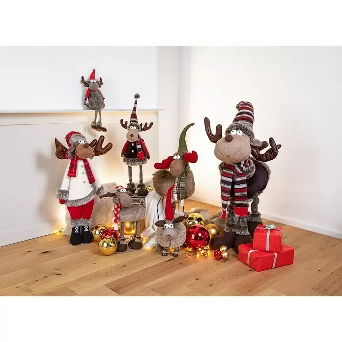 Dekofigur mit Wackeleffekt - L x B x H: 26 x 25 x 53 cm, Textil - Eine Gruppe Plüsch-Weihnachtselche und -Rentiere in verschiedenen Größen, mit Mützen und Schals, dekoriert mit roten und goldenen Kugeln und Geschenken.