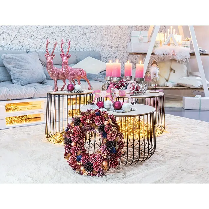 Stumpenkerze Rustic Safe - Ø x H: 6 x 8 cm, Antikrosa - Weihnachtliche Dekoration mit glitzernden Rehen, Kerzen und einem festlichen Türkranz auf einem flauschigen Teppich. Die warmen Lichter sorgen für eine behagliche Atmosphäre.