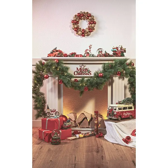 Schneekugel mit Spieluhr - Kunststoff, Weihnachtsmann - Festliche Weihnachtsszene mit Dekorationen wie Girlande, Kugeln, Weihnachtsmann, Oldtimer und Geschenken auf Kaminsims und Boden.