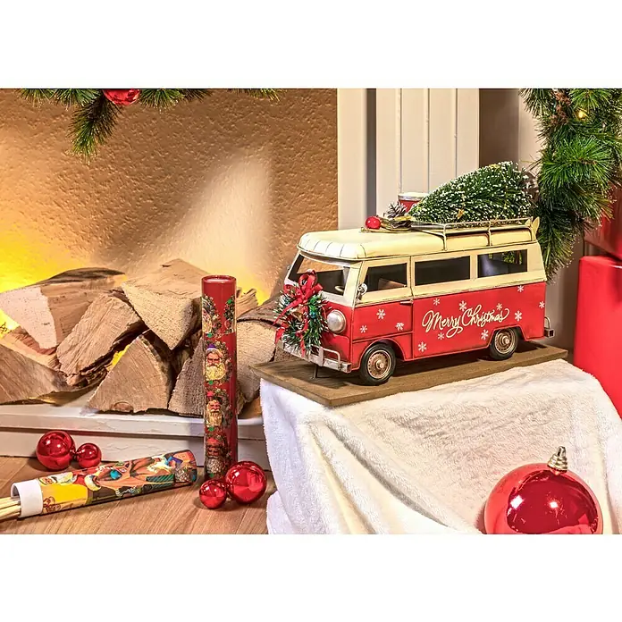 Dekofigur Weihnachtsbus - L x B x H: 39 x 18 x 27 cm, Metall, X-Mas - Weihnachtliche Szene mit einem roten VW-Bus Modell, Weihnachtsschmuck und einem Streichholzbrief mit Weihnachtsmotiven vor einem Kamin.