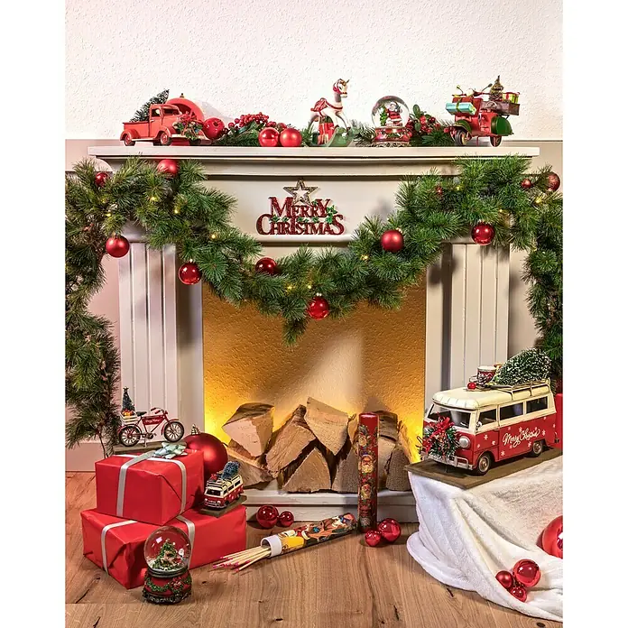 Weihnachtsgirlande Glendon - Kunststoff, LED-Beleuchtung - Festliche Weihnachtsdekoration mit roten Ornamenten, einem geschmückten Kamin und Geschenkverpackungen für eine warme, weihnachtliche Atmosphäre.