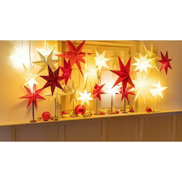 Estrella LED Estrella - Rojo, Color de luz: Blanco cálido, Funciona con pilas - Decoración festiva con estrellas brillantes en rojo y dorado y bolas de Navidad en una ventana.