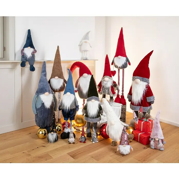 Dekofigur wackelnder Wichtel mit Jutebeutel - L x B x H: 24 x 19 x 78 cm, Textil - Eine festliche Ansammlung von Weihnachtsgnomen in verschiedenen Größen und Farben, die auf einem Holzboden arrangiert sind, um eine gemütliche Weihnachtsstimmung zu verbreiten.