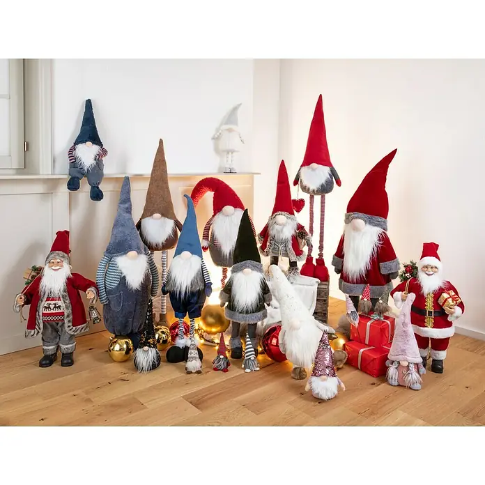 Weihnachtsmann mit Geschenk und Tanne - Höhe: 60 cm, Rot, Weiß, Mit Tannenausschnitt - Festliche Szene mit einer Sammlung von Weihnachtsgnomen in verschiedenen Größen und Designs, die eine warme, weihnachtliche Atmosphäre schaffen.