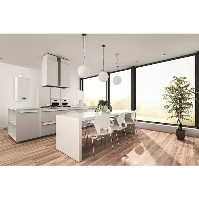 Ariston Caldera Matis Condens Plus 24 - 22 kW, 8 l, Display multifunción - Diseño de cocina luminoso con una isla blanca, lámparas colgantes modernas y grandes ventanas para abundante luz natural.