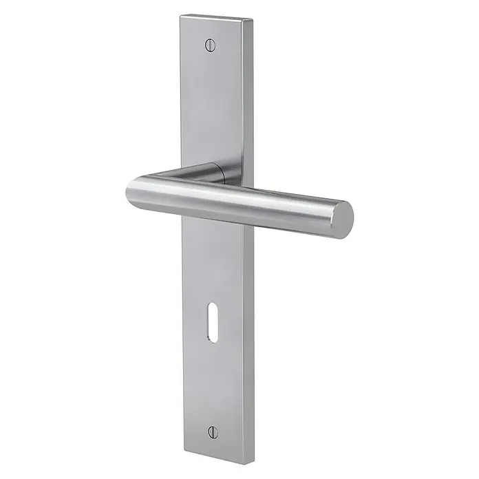 Diamond Doors Modern Zimmertürgarnitur Iowa L-Form - Stärke Tür: 38 mm - 45 mm, Edelstahl, L-Form, Buntbart - Nahaufnahme einer modernen Türgarnitur aus gebürstetem Stahl mit einem eleganten, zylindrischen Griff und einer minimalistischen Schlüsselplatte.