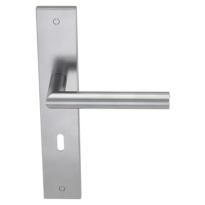 Diamond Doors Modern Zimmertürgarnitur Iowa L-Form - Stärke Tür: 38 mm - 45 mm, Edelstahl, L-Form, Buntbart - Nahaufnahme eines modernen Türgriffs aus gebürstetem Edelstahl mit minimalistischem Design für zeitgemäße Innenräume.