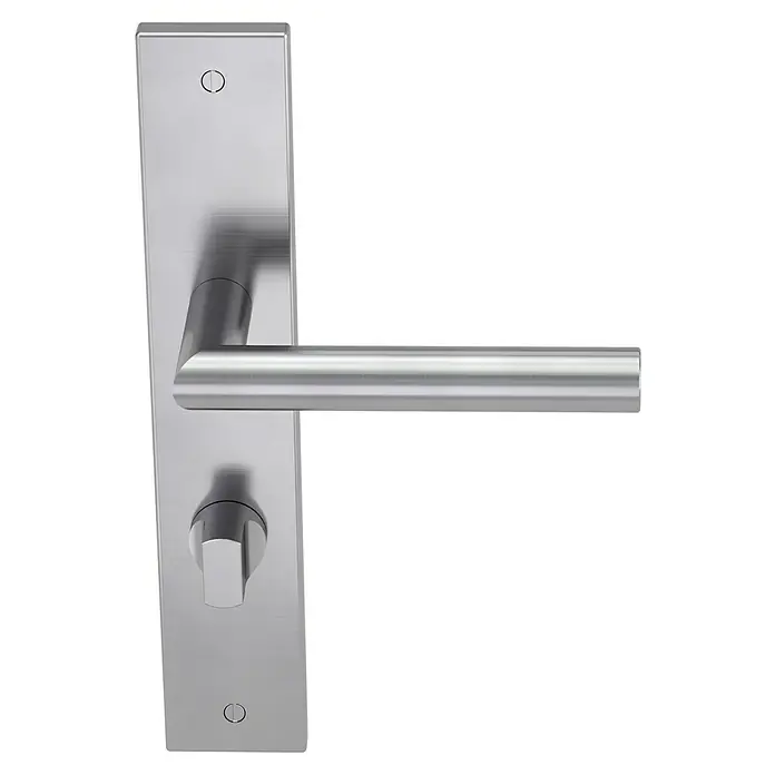 Diamond Doors Modern Zimmertürgarnitur WC Iowa L-Form - Stärke Tür: 38 mm - 45 mm, Edelstahl, L-Form, Schlitzkopf/Olive - Nahaufnahme eines modernen Türgriffs aus Edelstahl auf einer schwarzen Oberfläche.