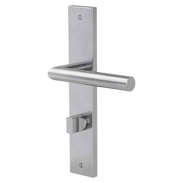 Diamond Doors Modern Zimmertürgarnitur WC Iowa L-Form - Stärke Tür: 38 mm - 45 mm, Edelstahl, L-Form, Schlitzkopf/Olive - Nahaufnahme eines modernen, silberfarbenen Türgriffs mit minimalistischem Design und rechteckiger Rosette.