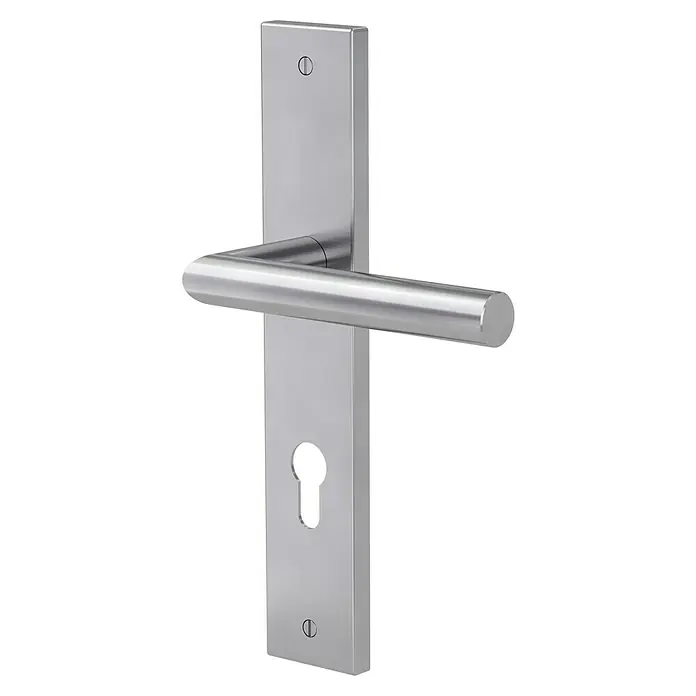 Diamond Doors Modern Zimmertürgarnitur Iowa - Stärke Tür: 38 mm - 45 mm, Edelstahl, L-Form, Profilzylinder - Nahaufnahme einer modernen Türklinke aus gebürstetem Edelstahl mit rechteckiger Rosette und Schlüsselloch.