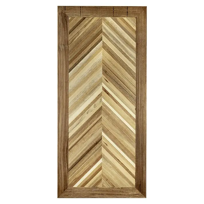Indo Holzschiebetür Barn Door Semi Solid - 100 x 215 cm, Shorea, Ravenna - Nahaufnahme einer Tischplatte mit Fischgrätenmuster und Holzrahmen. Die Tischplatte ist aus verschiedenen Holzarten gefertigt.
