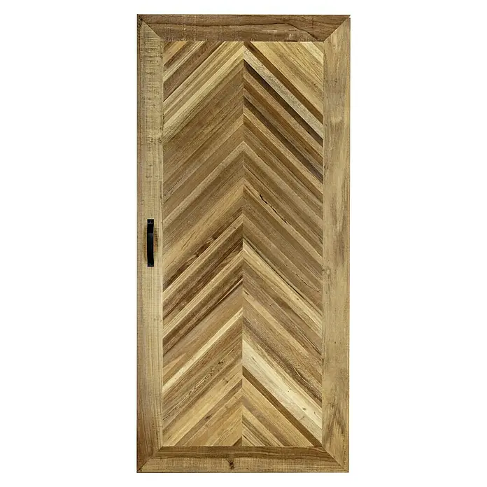 Indo Holzschiebetür Barn Door Semi Solid - 100 x 215 cm, Shorea, Ravenna - Nahaufnahme einer Holztür mit Fischgrätenmuster und einem schwarzen Griff, die die rustikale Eleganz dieses Schrankelements hervorhebt.