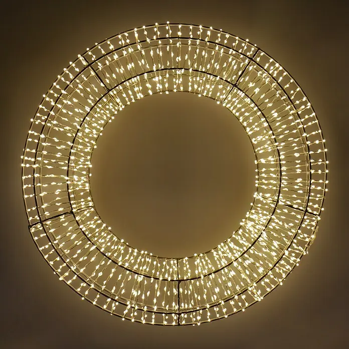 Tween Light Corona de navidad LED Circular - Diámetro: 40 cm, Blanco cálido - Primer plano de una luz LED redonda con luces blancas cálidas sobre un fondo oscuro.
