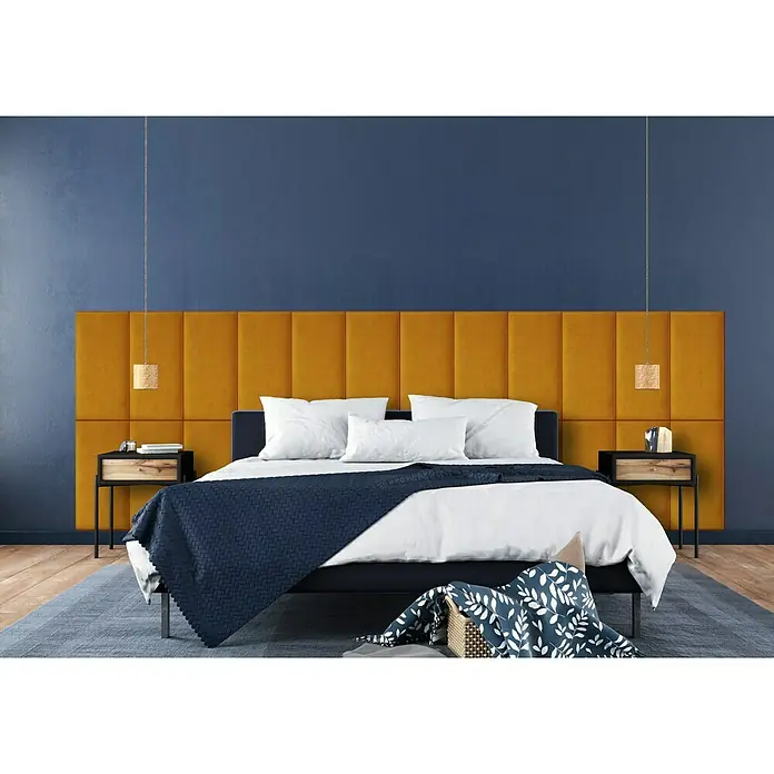 Fllow Wandpolster Velvet - Ocker, L x B: 60 x 30 cm - Schlafzimmer mit einem gelben, gepolsterten Kopfteil, das dem Raum Wärme und Komfort verleiht. Elegantes Design mit blauer Tagesdecke und Nachttischen.