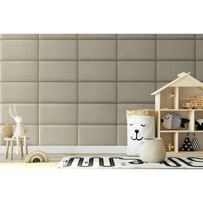Fllow Panel de pared acolchado Velvet - Taupe, L x An: 60 x 30 cm - Esta imagen muestra un panel de pared insonorizado. El panel está en un tono neutro y encajaría perfectamente en una guardería o sala de juegos.