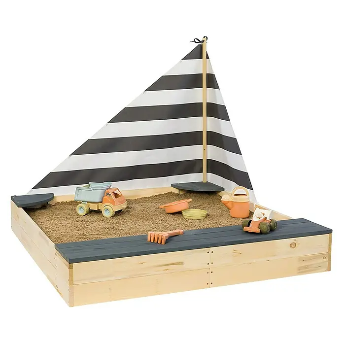 Sun Sandkasten Little Captain - 135 x 125 x 110 cm, Holz - Bild eines Holzsandkastens in Schiffsform mit Spielzeug für Kinder.