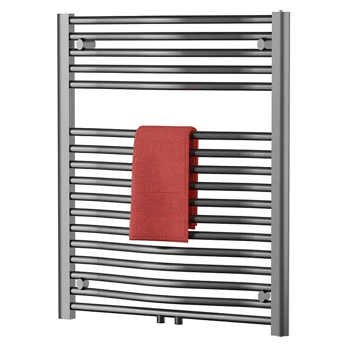 Admiral Badheizkörper Madrid - B x H: 600 x 770 mm, Wärmeleistung bei Vorlauftemperatur von 75 °C (D: 50): 484 W, Chrom - Ein Handtuch hängt auf einem modernen, beheizten Handtuchhalter aus Metall. Das rote Handtuch bildet einen schönen Kontrast zum silbernen Heizkörper.