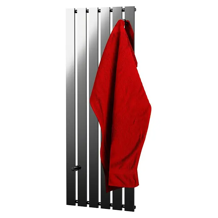 Admiral Designheizkörper Tokio - B x H: 470 x 1.200 mm, Chrom Effekt - Ein Heizkörper in Schwarz mit einem roten Handtuch, das darüber hängt, perfekt für moderne Badezimmer. Praktisch und stilvoll zugleich.