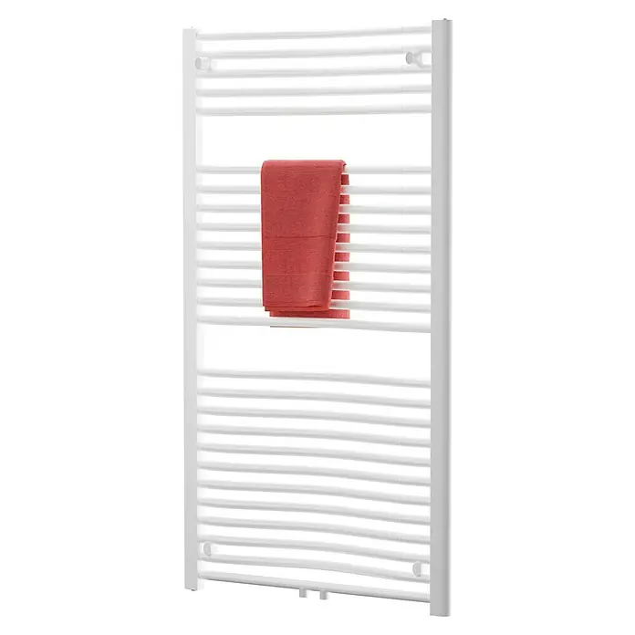 Admiral Badheizkörper Madrid - B x H: 600 x 1.210 mm, Wärmeleistung bei Vorlauftemperatur von 75 °C (D: 50): 750 W, Weiß - Heizkörper mit Handtuch. Der Heizkörper ist weiß und hat ein rotes Handtuch zum Trocknen und Wärmen von Textilien.