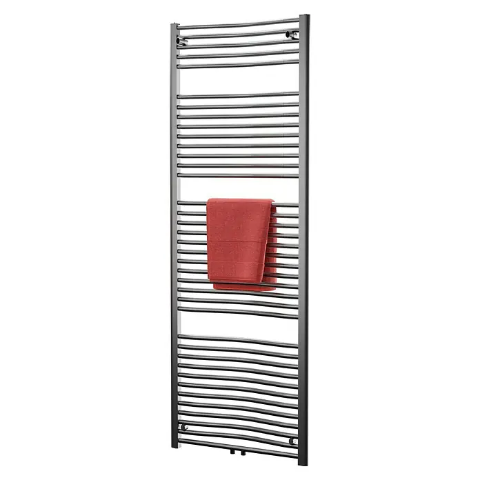 Admiral Badheizkörper Madrid - B x H: 600 x 1.770 mm, Wärmeleistung bei Vorlauftemperatur von 75 °C (D: 50): 1.090 W, Chrom - Ein Chrom-Handtuchwärmer mit einem gefalteten roten Handtuch darauf. Er ist schmal, hoch und hat viele horizontale Stangen.
