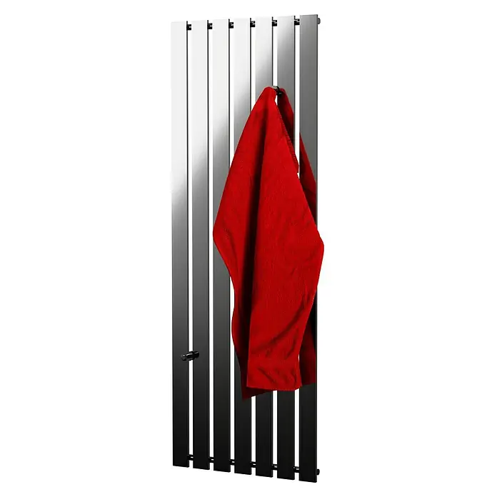 Admiral Designheizkörper Tokio - B x H: 550 x 1.500 mm, Chrom Effekt - Ein vertikaler Heizkörper mit Handtuchhalter, an dem ein rotes Handtuch hängt, ideal für Badezimmer, das ein luxuriöses Aussehen verleiht.