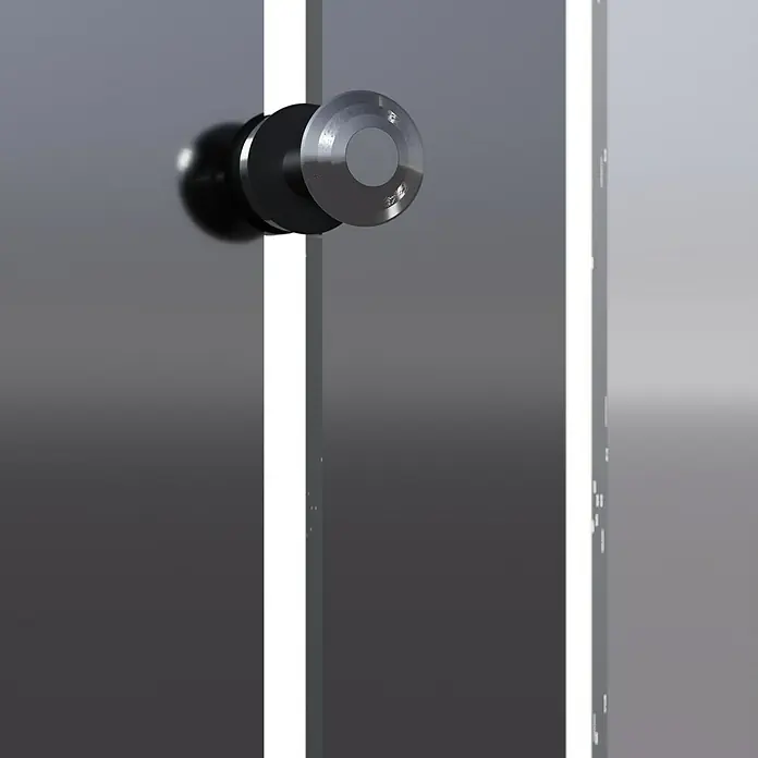 Admiral Designheizkörper Tokio - B x H: 550 x 1.800 mm - Nahaufnahme eines modernen, runden Türknaufs aus Metall an einer Glastür, der ein elegantes und minimalistisches Design aufweist.