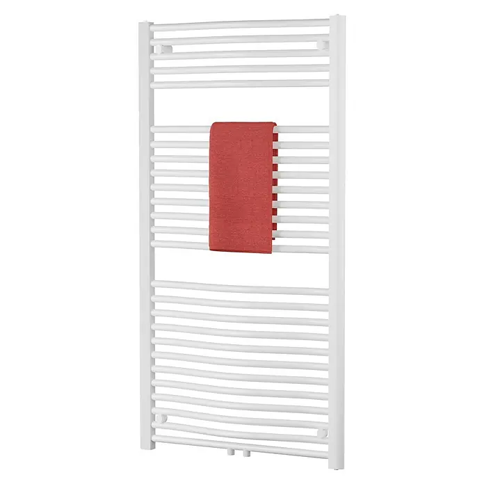Admiral Badheizkörper Madrid - B x H: 600 x 1.210 mm, Wärmeleistung bei Vorlauftemperatur von 75 °C (D: 50): 750 W, Weiß - Ein weißer Handtuchwärmer mit einem roten Handtuch, das zum Trocknen aufgehängt ist. Das Heizgerät ist eine stilvolle Ergänzung für jedes Badezimmer.