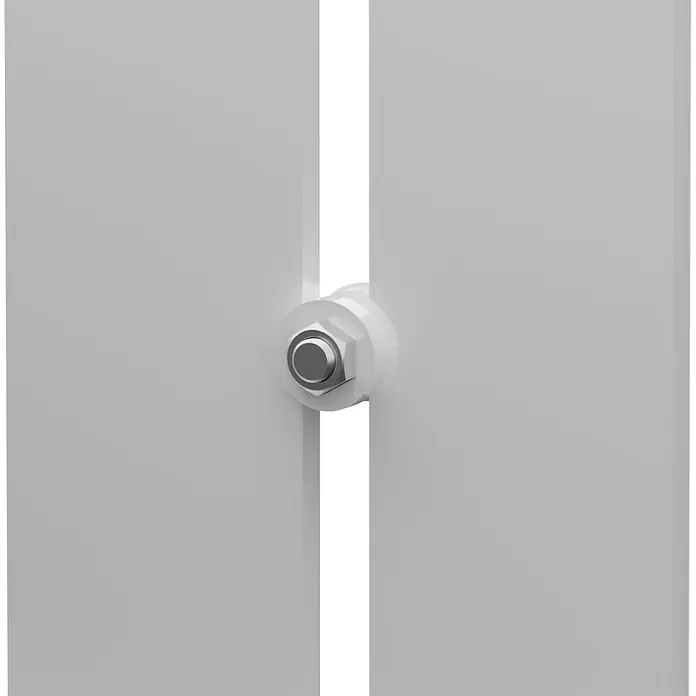 Admiral Designheizkörper Tokio - B x H: 470 x 1.200 mm, Weiß - Nahaufnahme einer weißen Platte, die mit einer silbernen Schraube und einer weißen Unterlegscheibe an einer vertikalen schwarzen Linie befestigt ist.