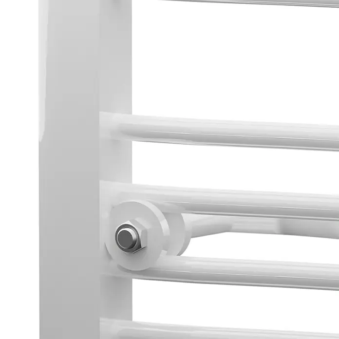 Admiral Elektro-Badheizkörper Mannheim - B x H: 600 x 1.310 mm - Detailansicht eines weißen Handtuchwärmers mit präziser Schraubenbefestigung. Das Design ist modern und funktional.