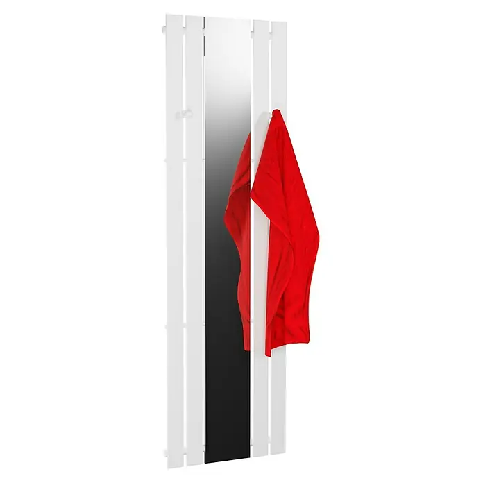 Bäderwelt Designheizkörper Tokio - B x H: 550 x 1.800 mm, Weiß - Ein weißer Garderobenständer mit Spiegel und einem roten Kleidungsstück hängt daran. Das minimalistische Design fügt sich gut in moderne Einrichtungen ein.