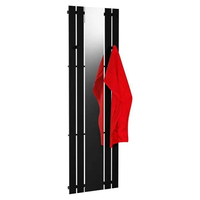 Bäderwelt Designheizkörper Tokio - B x H: 550 x 1.800 mm, Anthrazit - Ein schwarzer Garderobenständer mit Spiegel und einem roten Tuch darüber geworfen, bietet stilvolle Funktionalität für jeden Raum.