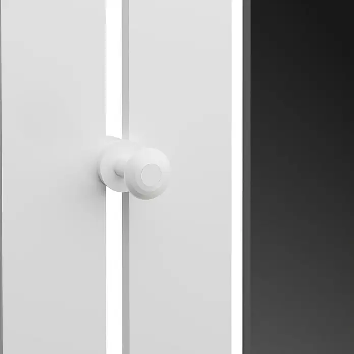 Bäderwelt Designheizkörper Tokio - B x H: 550 x 1.800 mm, Weiß - Nahaufnahme eines weißen Türknaufs an einer weißen Tür, die ein elegantes und minimalistisches Design zeigt.