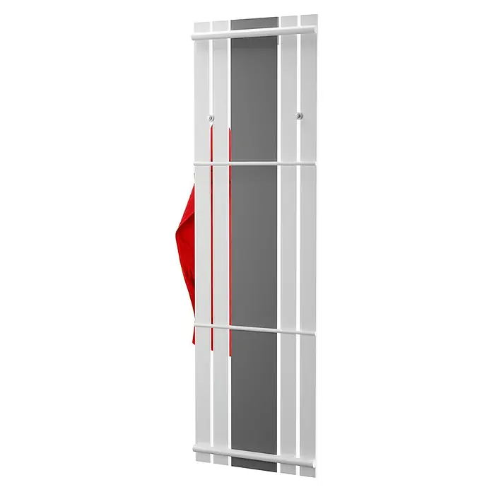 Bäderwelt Designheizkörper Tokio - B x H: 550 x 1.800 mm, Weiß - Ein weißer Handtuchwärmer mit roten Akzenten und einem daran hängenden roten Tuch. Der Heizkörper ist modern und schlank gestaltet.