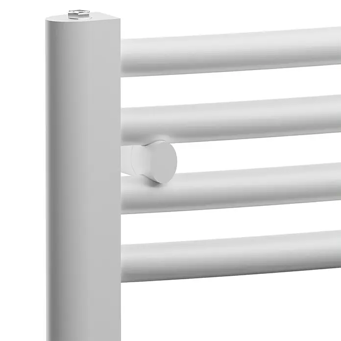 Admiral Badheizkörper Berlin - B x H: 500 x 730 mm, 326 W, Wärmeleistung bei Vorlauftemperatur von 75 °C (D: 50): 326 W - Detailaufnahme eines weißen Handtuchwärmers mit horizontalen Heizstäben und einem vertikalen Träger.