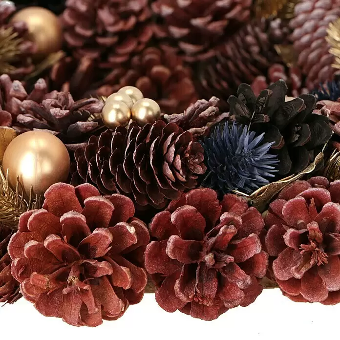 Dekokranz mit Tannenzapfen - Durchmesser: 40 cm, Beere, Gold - Festliche Dekoration mit roten und dunklen Tannenzapfen, goldenen Kugeln und blauen Akzenten.