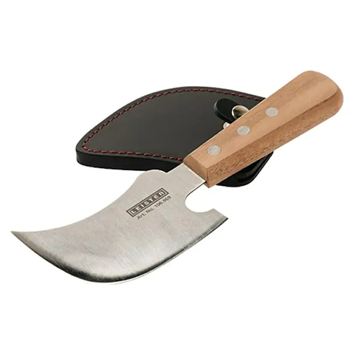 Leister Viertelmondmesser - Geeignet für: Schweißnahtschlitten - Abgebildet ist ein scharfes Leder-Schälmesser mit einer schwarzen Lederscheide, perfekt für präzise Arbeiten, mit seinem Holzgriff.