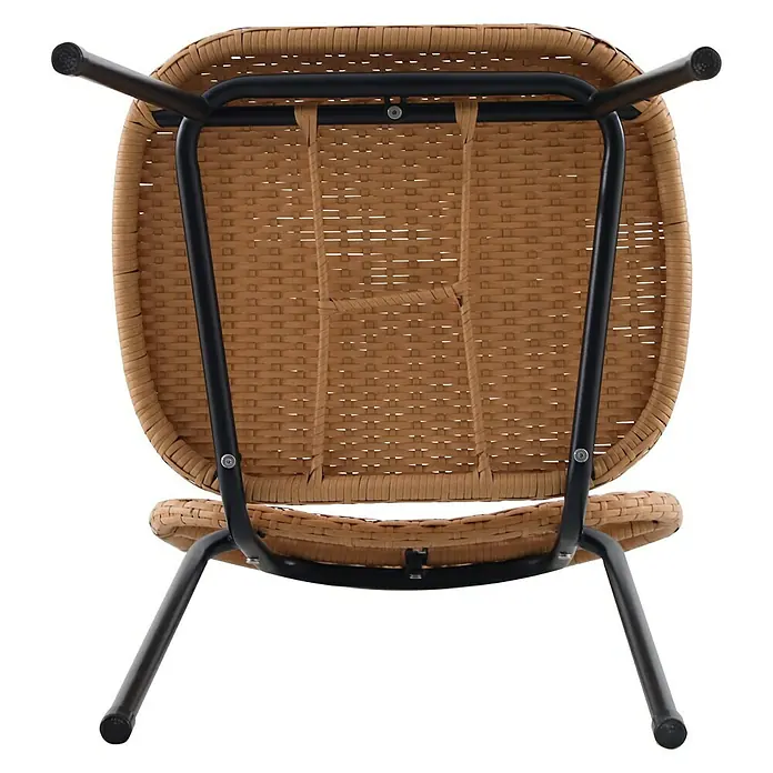 Sunfun Melina Silla de jardín - Polietileno / polipropileno, Apilable, Marrón, An x Pr x Al: 54 x 59 x 82 cm - Vista detallada de una silla de ratán desde abajo, mostrando su robusto marco de metal y su intrincado trabajo de mimbre.