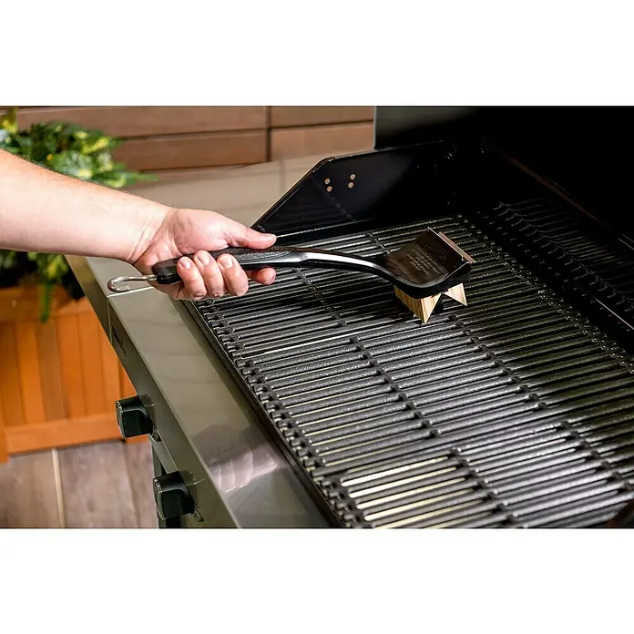 Char-Broil Ersatzbürstenkopf Hot-Clean - Passend für: Char-Broil Grillbürste Cool-Clean Premium, Holz - Eine Grillbürste mit Holzblockaufsatz wird verwendet, um einen Grillrost zu reinigen und von Essensresten zu befreien.