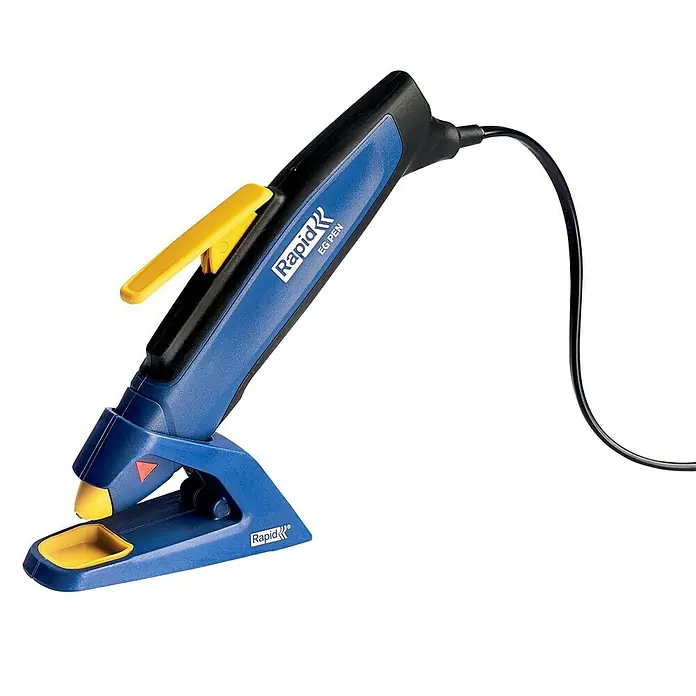 Rapid Pistola termoencoladora EG - Azul/amarillo, Diámetro cartucho de cola: 7 mm - Primer plano de una pistola de pegamento caliente Rapid EG Pen azul y amarilla sobre una superficie negra.